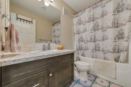 5-103 Crocus Terrace West, Lethbridge, AB - Indoor Photo Showing Bathroom