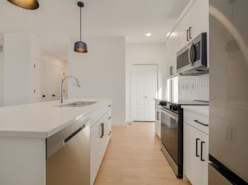 1379 Abitibi Road West, Lethbridge, AB - Indoor Photo Showing Kitchen With Upgraded Kitchen