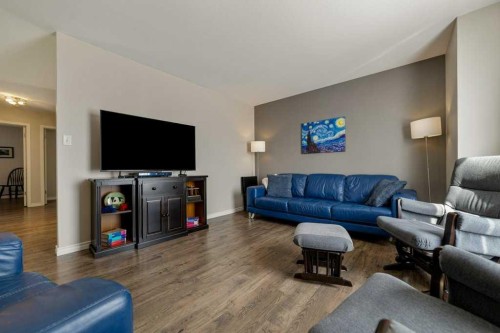 94 Assiniboia Way West, Lethbridge, AB - Indoor Photo Showing Living Room