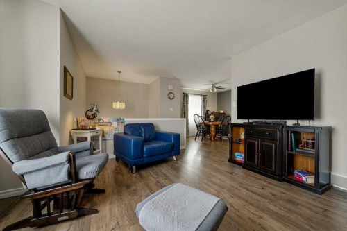 94 Assiniboia Way West, Lethbridge, AB - Indoor Photo Showing Living Room