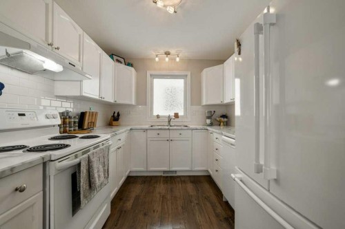 94 Assiniboia Way West, Lethbridge, AB - Indoor Photo Showing Kitchen With Double Sink