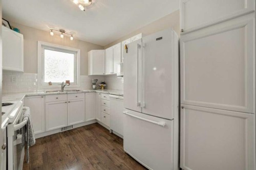 94 Assiniboia Way West, Lethbridge, AB - Indoor Photo Showing Kitchen