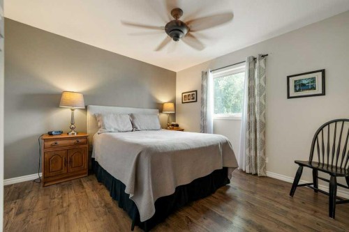 94 Assiniboia Way West, Lethbridge, AB - Indoor Photo Showing Bedroom