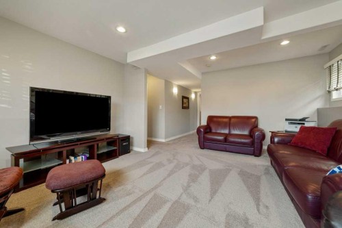 94 Assiniboia Way West, Lethbridge, AB - Indoor Photo Showing Living Room