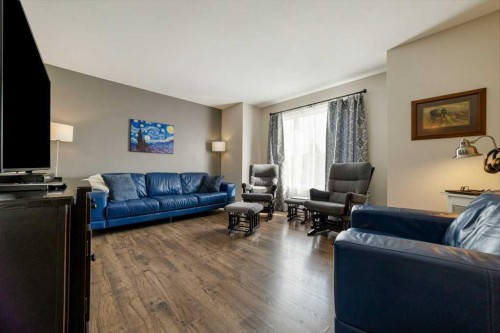 94 Assiniboia Way West, Lethbridge, AB - Indoor Photo Showing Living Room