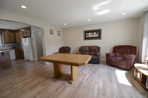 946 3 Avenue, Vauxhall, AB - Indoor