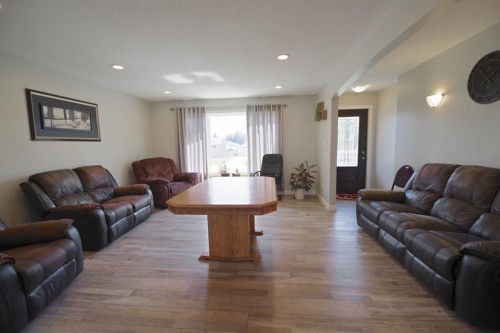 946 3 Avenue, Vauxhall, AB - Indoor Photo Showing Living Room