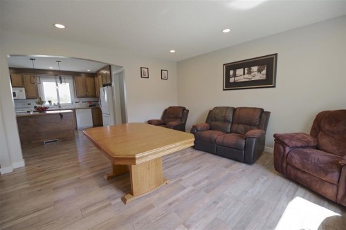946 3 Avenue, Vauxhall, AB - Indoor Photo Showing Living Room