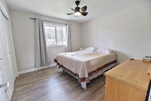 946 3 Avenue, Vauxhall, AB - Indoor Photo Showing Bedroom