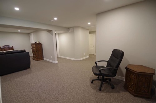 946 3 Avenue, Vauxhall, AB - Indoor Photo Showing Basement