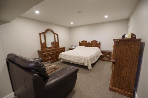 946 3 Avenue, Vauxhall, AB - Indoor