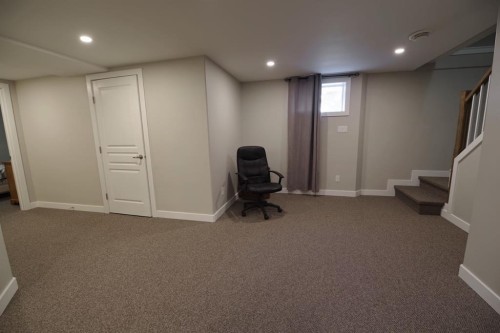 946 3 Avenue, Vauxhall, AB - Indoor Photo Showing Basement