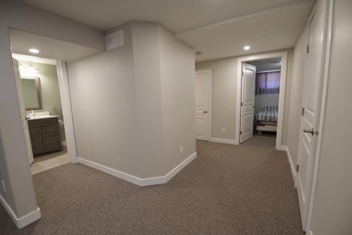 946 3 Avenue, Vauxhall, AB - Indoor Photo Showing Other Room