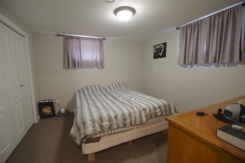 946 3 Avenue, Vauxhall, AB - Indoor Photo Showing Bedroom