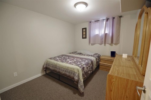 946 3 Avenue, Vauxhall, AB - Indoor Photo Showing Bedroom
