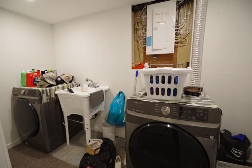 946 3 Avenue, Vauxhall, AB - Indoor Photo Showing Laundry Room