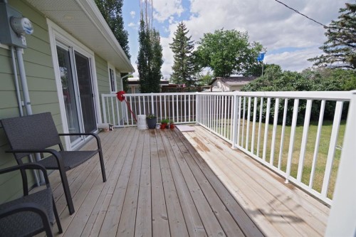 946 3 Avenue, Vauxhall, AB - Outdoor With Deck Patio Veranda With Exterior