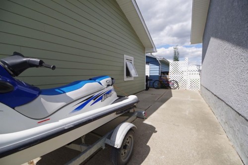 946 3 Avenue, Vauxhall, AB - Outdoor With Exterior