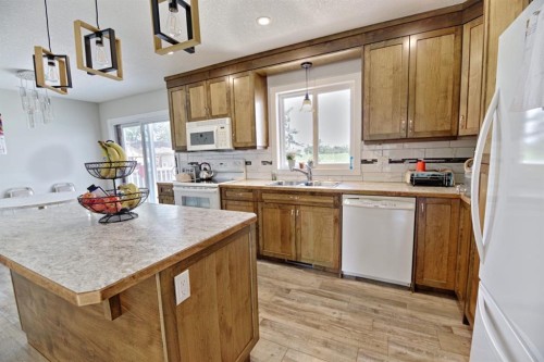 946 3 Avenue, Vauxhall, AB - Indoor Photo Showing Kitchen With Double Sink