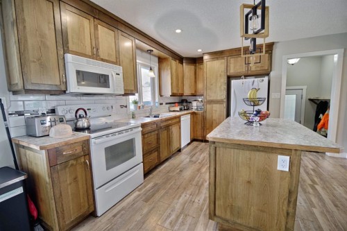 946 3 Avenue, Vauxhall, AB - Indoor Photo Showing Kitchen