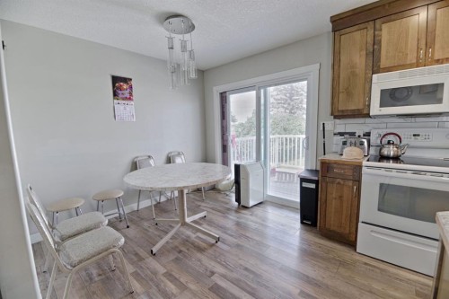 946 3 Avenue, Vauxhall, AB - Indoor Photo Showing Kitchen
