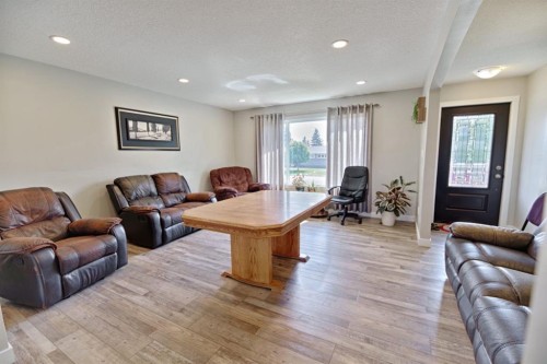 946 3 Avenue, Vauxhall, AB - Indoor Photo Showing Living Room