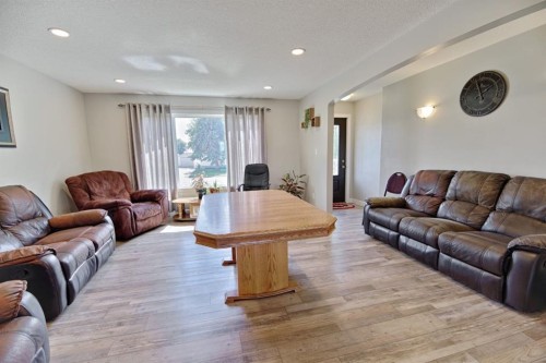 946 3 Avenue, Vauxhall, AB - Indoor Photo Showing Living Room