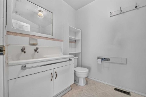 84051 Range Road 210A, Rural Lethbridge County, AB - Indoor Photo Showing Bathroom