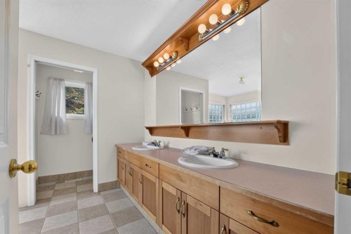 84051 Range Road 210A, Rural Lethbridge County, AB - Indoor Photo Showing Bathroom