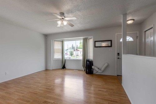 5105 2 Street, Coalhurst, AB - Indoor Photo Showing Other Room