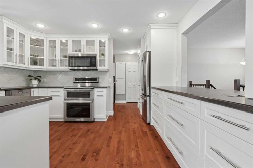 210 Dunkirk Street South, Lethbridge, AB - Indoor Photo Showing Kitchen With Upgraded Kitchen