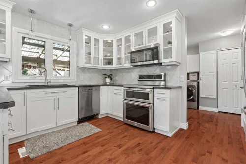 210 Dunkirk Street South, Lethbridge, AB - Indoor Photo Showing Kitchen With Upgraded Kitchen