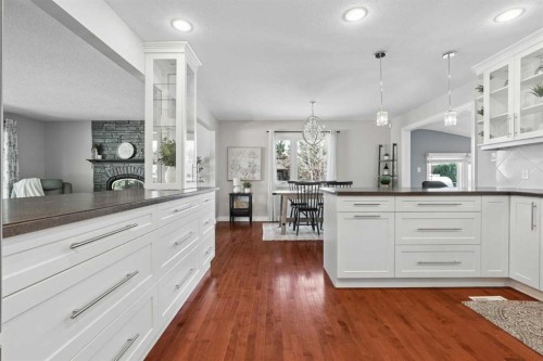 210 Dunkirk Street South, Lethbridge, AB - Indoor Photo Showing Kitchen With Upgraded Kitchen