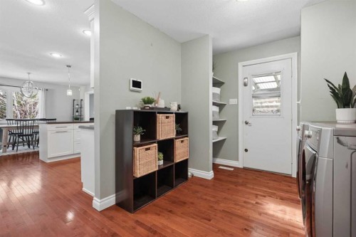 210 Dunkirk Street South, Lethbridge, AB - Indoor Photo Showing Laundry Room
