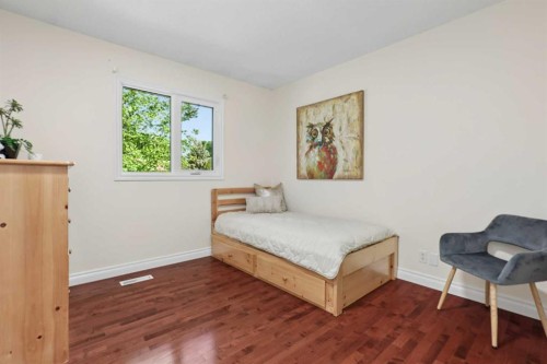 210 Dunkirk Street South, Lethbridge, AB - Indoor Photo Showing Bedroom