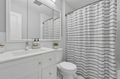 210 Dunkirk Street South, Lethbridge, AB - Indoor Photo Showing Bathroom