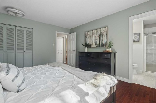 210 Dunkirk Street South, Lethbridge, AB - Indoor Photo Showing Bedroom