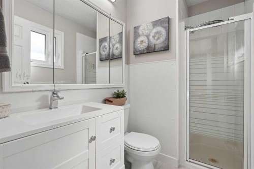 210 Dunkirk Street South, Lethbridge, AB - Indoor Photo Showing Bathroom