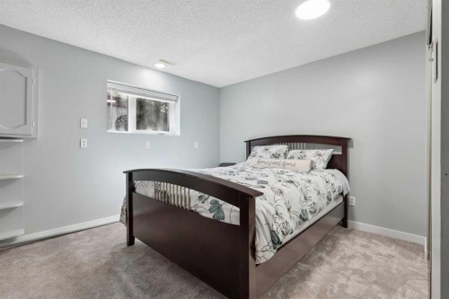 210 Dunkirk Street South, Lethbridge, AB - Indoor Photo Showing Bedroom