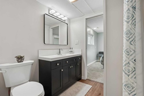 210 Dunkirk Street South, Lethbridge, AB - Indoor Photo Showing Bathroom
