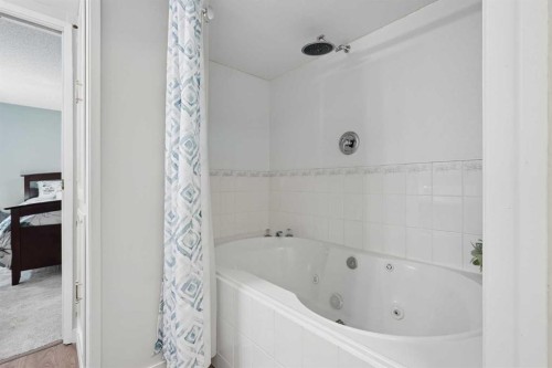 210 Dunkirk Street South, Lethbridge, AB - Indoor Photo Showing Bathroom