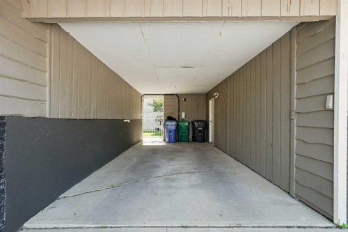 210 Dunkirk Street South, Lethbridge, AB - Indoor Photo Showing Other Room