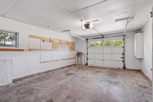 210 Dunkirk Street South, Lethbridge, AB - Indoor Photo Showing Garage