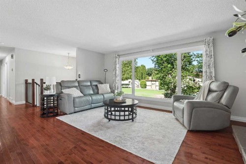 210 Dunkirk Street South, Lethbridge, AB - Indoor Photo Showing Living Room