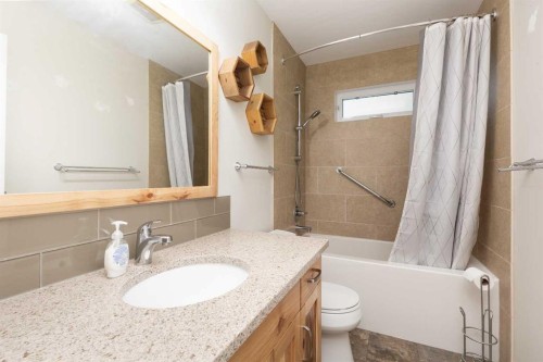 196 Mt Crandell Crescent West, Lethbridge, AB - Indoor Photo Showing Bathroom
