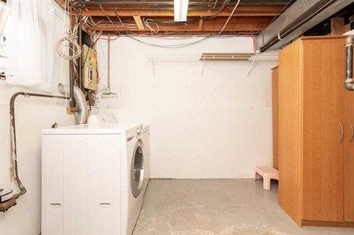 196 Mt Crandell Crescent West, Lethbridge, AB - Indoor Photo Showing Laundry Room