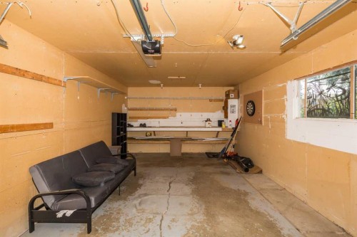 196 Mt Crandell Crescent West, Lethbridge, AB - Indoor Photo Showing Garage