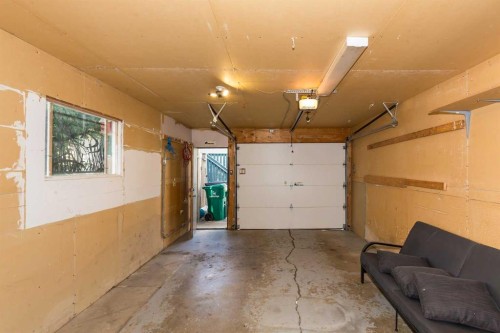 196 Mt Crandell Crescent West, Lethbridge, AB - Indoor Photo Showing Garage