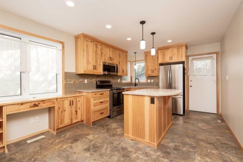196 Mt Crandell Crescent West, Lethbridge, AB - Indoor Photo Showing Kitchen