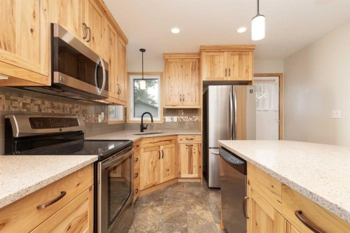 196 Mt Crandell Crescent West, Lethbridge, AB - Indoor Photo Showing Kitchen